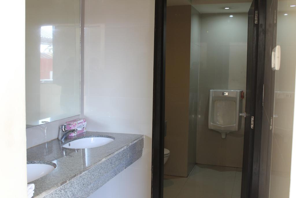 Dibrugarh Club House Hotell Exteriör bild