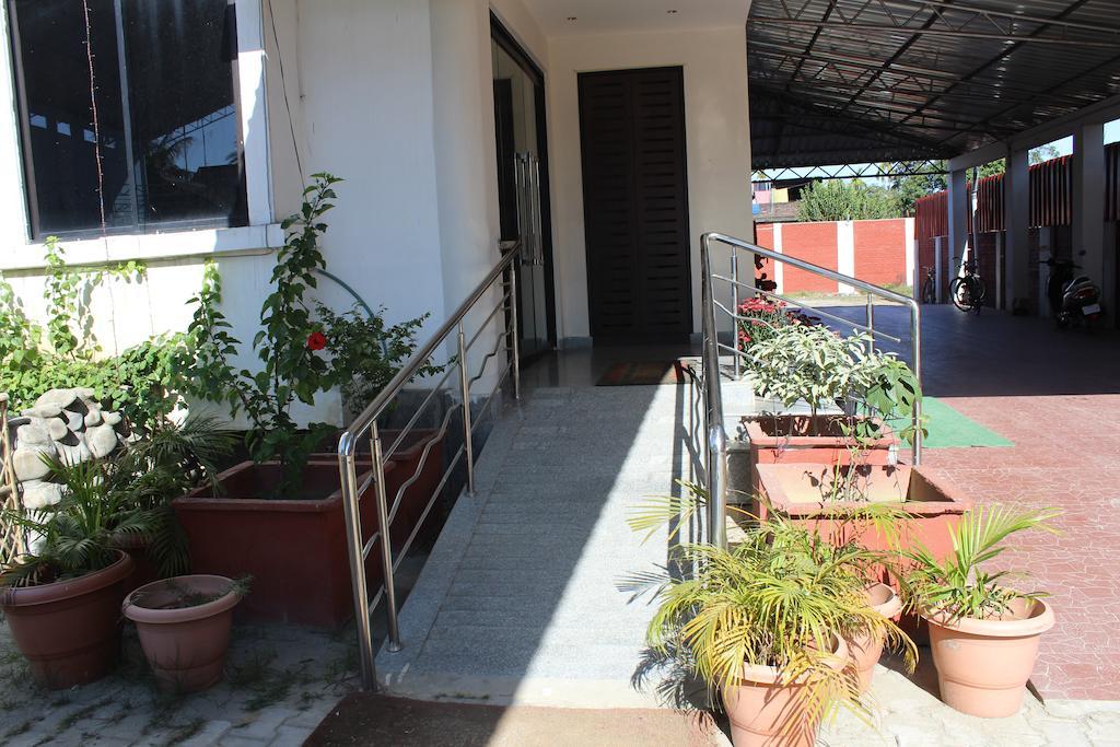 Dibrugarh Club House Hotell Exteriör bild