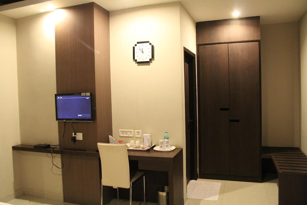 Dibrugarh Club House Hotell Exteriör bild