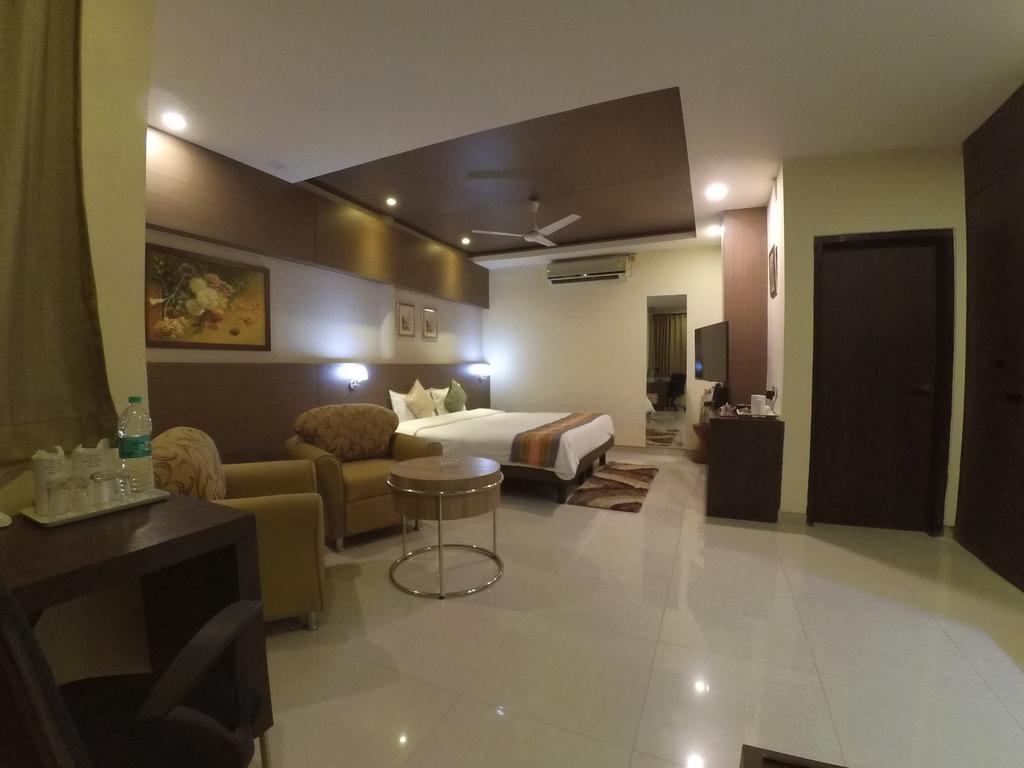 Dibrugarh Club House Hotell Exteriör bild