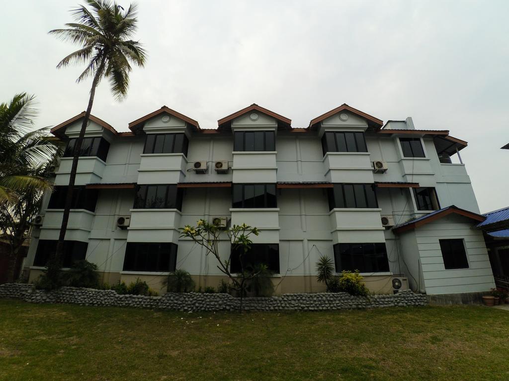 Dibrugarh Club House Hotell Exteriör bild