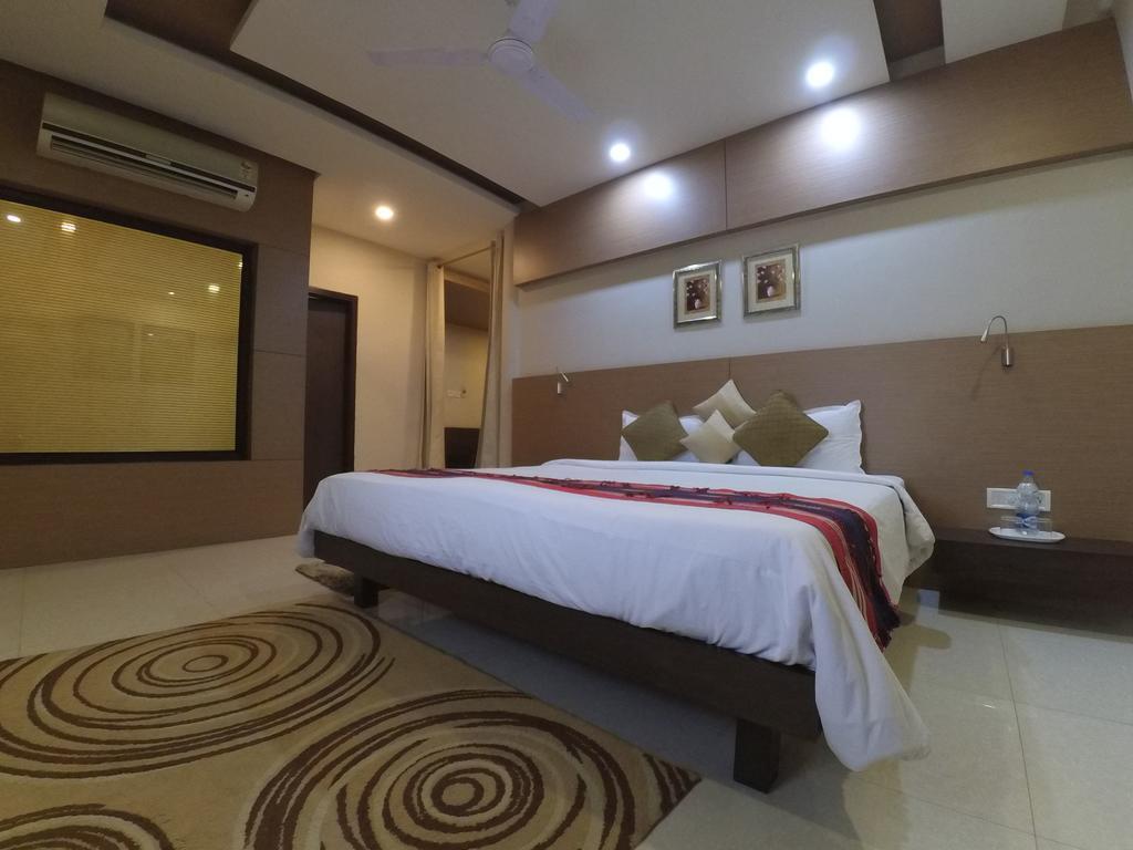 Dibrugarh Club House Hotell Exteriör bild
