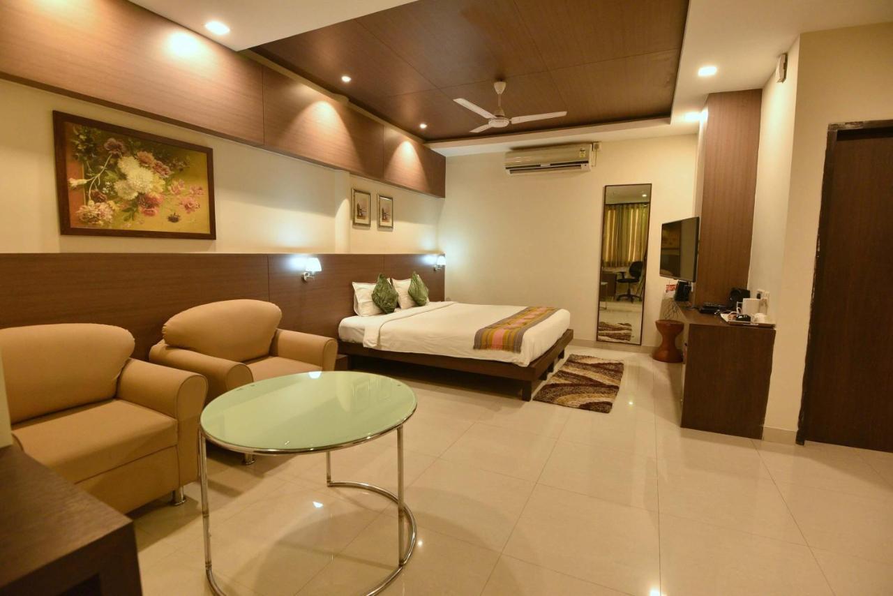 Dibrugarh Club House Hotell Exteriör bild