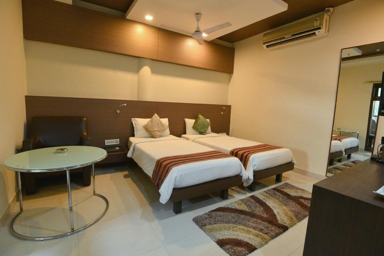 Dibrugarh Club House Hotell Exteriör bild
