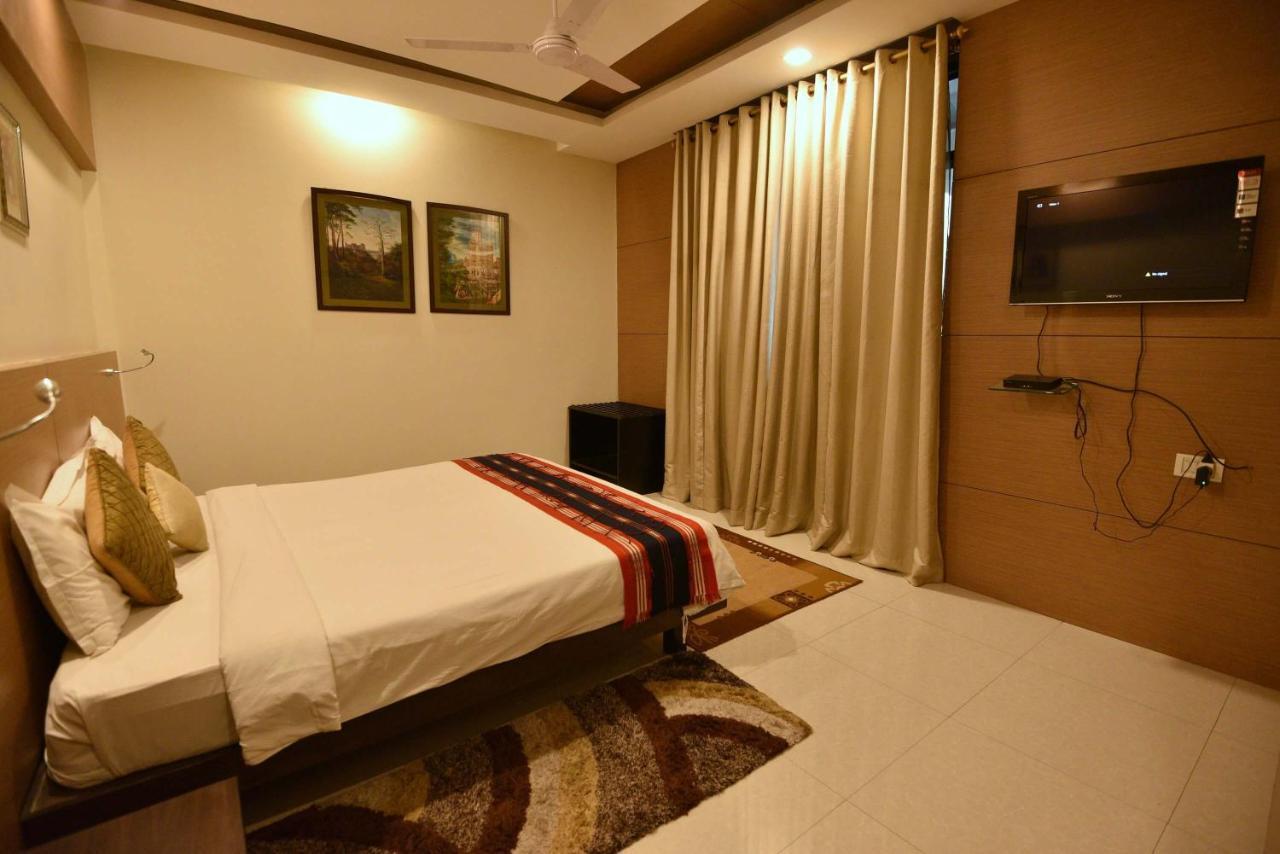 Dibrugarh Club House Hotell Exteriör bild